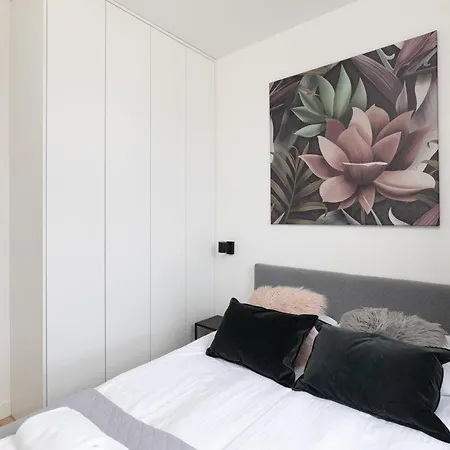 2-bedroom Modern On Domaniewska Street | Mokotow | Apartamento *